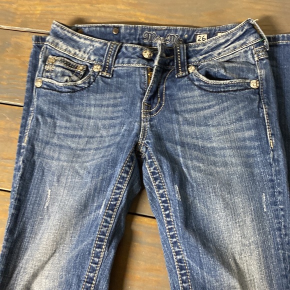 Miss me jeans size 26 skinny. Has fading and distressing. Super adorable jeans! - Picture 4 of 11